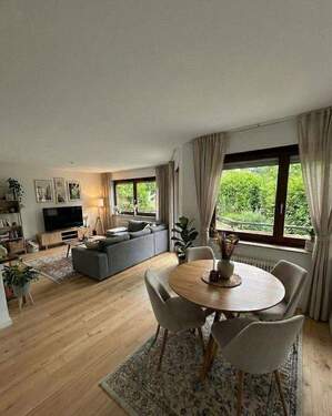 Wohn-/Esszimmer - Möblierte & Moderne, kernsanierte 2-Zimmer-Wohnung mit Balkon, TG-Stellplatz - zentral in Leonberg