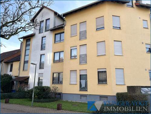 Hausansicht - Bezahlbare 3 Zimmer Wohnung mit Balkon und TG-Platz in Lu-Ruchheim