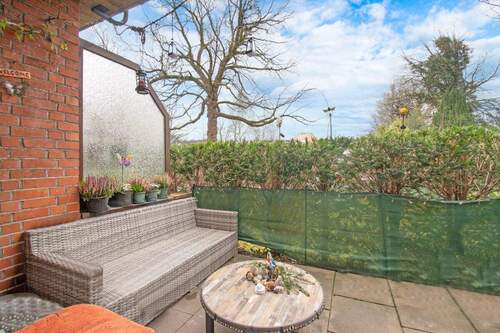 Geschützte Südostterrasse einer Wohneinheit mit gemütlicher Sitzmöglichkeit - 