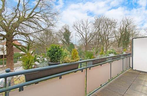 Ruhiger Südostbalkon einer Wohneinheit mit Blick ins Grüne - 