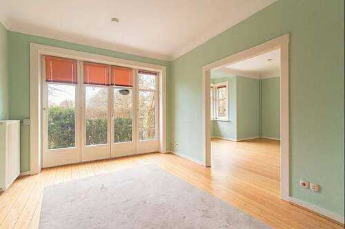 Heller Wohn- und Essbereich einer Wohneinheit - Mehrfamilienhaus, Wohnhaus zum Kaufen in Hamburg