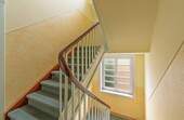 Freundliches Treppenhaus mit natürlicher Belichtung - Mehrfamilienhaus, Wohnhaus in Hamburg