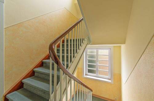 Freundliches Treppenhaus mit natürlicher Belichtung - Mehrfamilienhaus, Wohnhaus in Hamburg