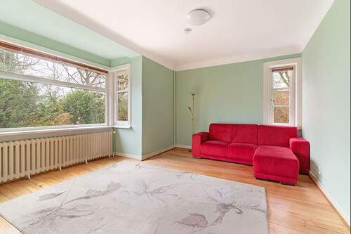 Großzügiges Wohnzimmer einer Wohneinheit mit großer Fensterfront - Mehrfamilienhaus, Wohnhaus in Hamburg zum Kaufen