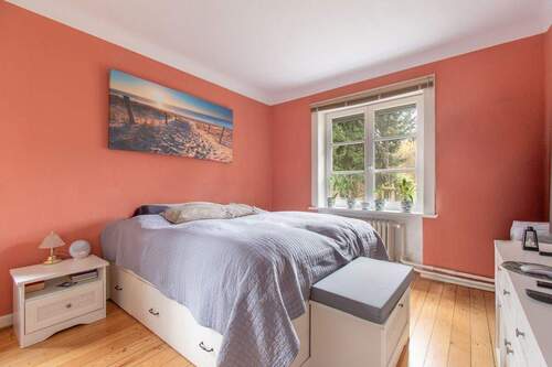 Helles Schlafzimmer einer Wohneinheit mit angenehmer Raumgröße - 