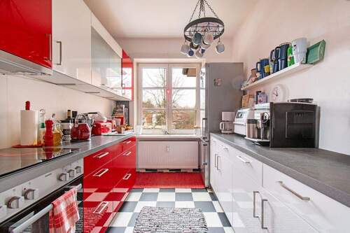 Küche einer Wohneinheit mit zeitlosem Design und funktionaler Ausstattung - 