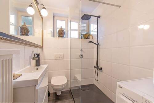 Helles Badezimmer einer Wohneinheit mit bodengleicher Dusche - 