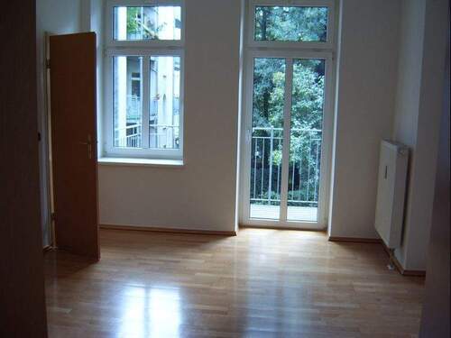 Schlafzimmer mit Balkonzugang - 