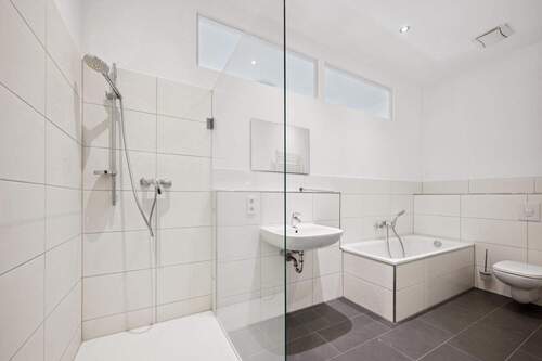 Wannenbad mit Dusche - 