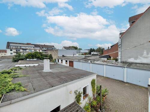 Blick auf die Garagen - 