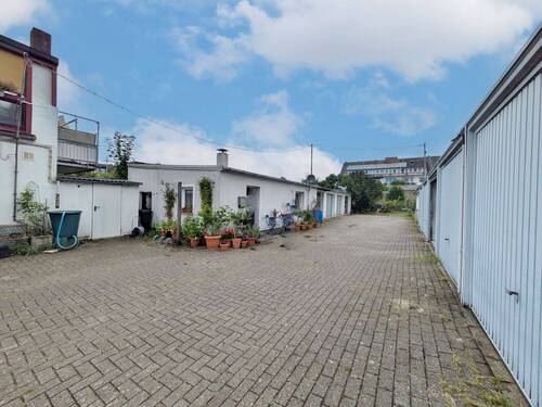 Blick zum Nebengebäude mit Wohneinheit - 