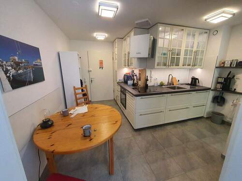 Küche, Blick zum Eingang - 