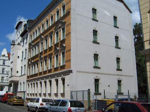 Hausansicht von rechts - Etagenwohnung zum Kaufen in Leipzig
