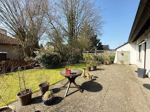 mit Zugang zur Terrasse und tollem Blick in den Garten - 