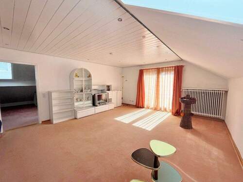 Wohn- und Esszimmer mit Zugang zum Balkon - 