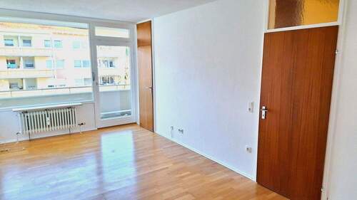 Wohnzimmer - 1-Zimmer-Wohnung mit Balkon in Olching. Frei und ohne Provision. Gerne Angebote.