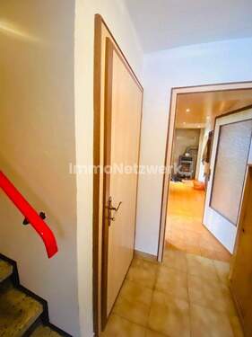 Treppenhaus Eingang EG Wohnung Flur - 