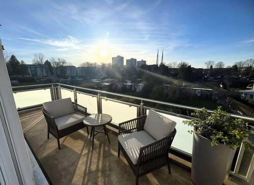 großer Balkon virtuell möbliert - 