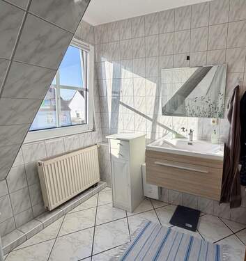 Duschbad mit Waschmaschinenanschluss - 