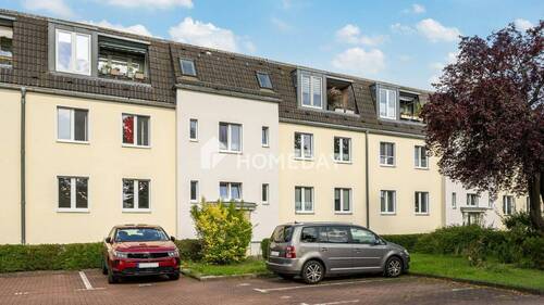 Außenansicht 2 - Wohnen mit Komfort: Charmante 2-Zimmer-Wohnung mit Loggia, Stellplatz und Keller