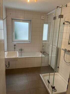 Bad mit Wanne und Dusche - 