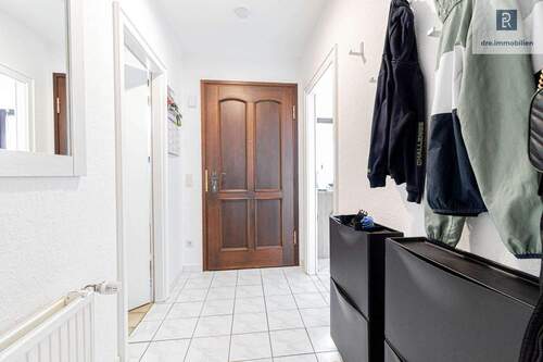 Flur EG mit Haustür - 