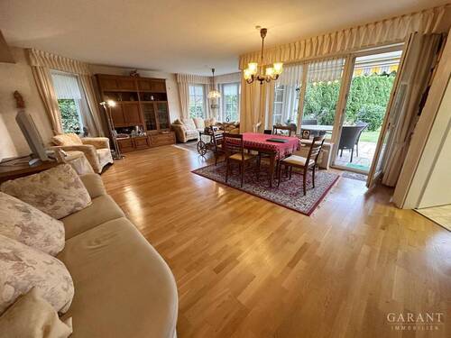 Heller Wohnbereich mit Zutritt Terrasse. - * Traumhafte 5 Zimmer-Wohnung mit idyllischem Garten! *