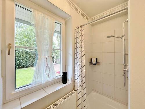 Gäste-WC mit Dusche - 