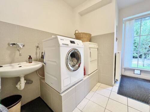 Hauswirtschaftsraum mit Ausgang zum Garten - 