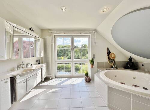 Vollbad mit Whirlpool - 