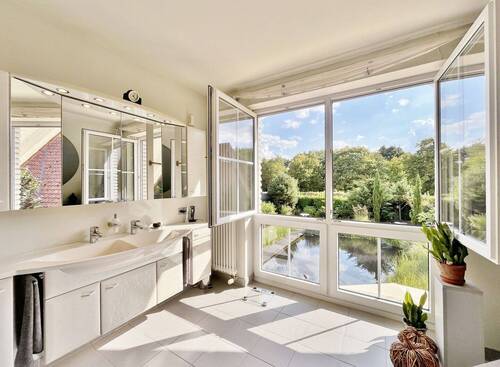 Vollbad mit großem Fenster - 