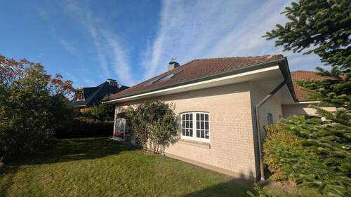 Vorgarten - 6 Zimmer Einfamilienhaus in Süderbrarup