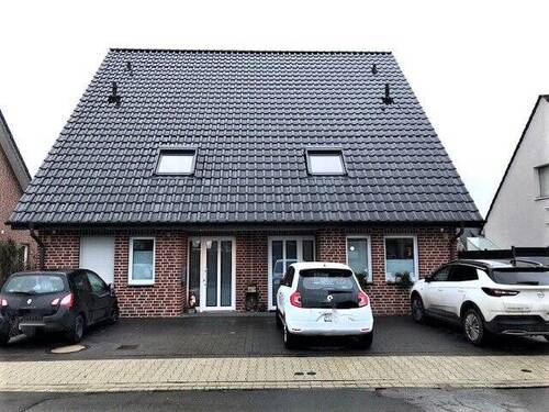 Hausansicht linke Hausseite - hochwertige Doppelhaushälfte mit Neubaustandard in gewachsenem Wohngebiet