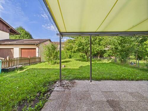 Terasse mit Blick auf Garten - 
