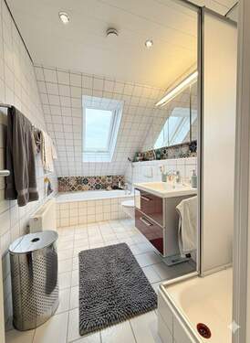 Tageslichtbad mit Wanne & Dusche - 