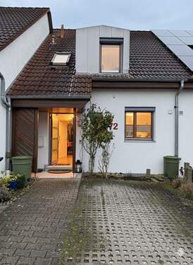 Parkplatz vor dem Haus - 5 Zimmer Reihenmittelhaus in Herrenberg