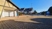 Vorplatz mit Garage - 