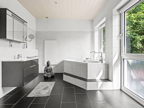 Erdgeschoss - Wellnessbadezimmer - 