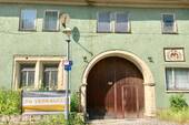 Toreinfahrt und Wappen_MFH Gräfentonna - 1 Zimmer Mehrfamilienhaus, Wohnhaus in Tonna / Gräfentonna
