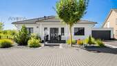 Außenansicht 2 - Ihr neuer Wohntraum: 3-Zimmer-Bungalow mit hochwertiger Ausstattung, Garten, Terrasse & Doppelgarage