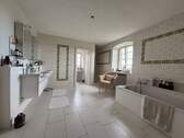 Großes Familienbad mit Wanne und Dusche - 