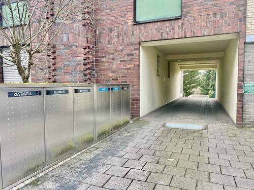 Zufahrt zu den Garagen - 