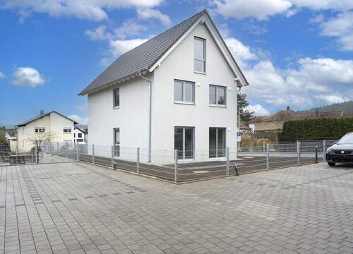 Westansicht - Neubau: Freistehendes Energieeffizienzhaus mit moderner Luft-Wasser-Wärmepumpe, Fußbodenheizung & Keller, schlüsselfertig