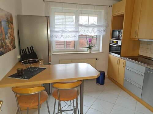 Küche mit Einbauküche im Erdgeschoss - 