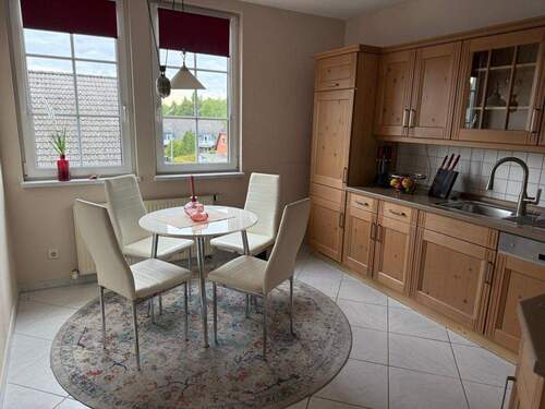 Küche mit Einbauküche im Dachgeschoss - 