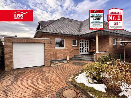 Straßenansicht…, - In exklusiver Lage - architektonischer, großzügiger Winkelbungalow mit Dachterrasse und Garage...