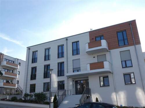 Hausansicht - 4 Zimmer Etagenwohnung zur Miete in Zwenkau