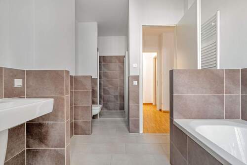 Vollbad mit Wanne und Dusche - 