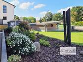 Vorgarten mit Blumenbeet.jpg - 4 Zimmer-Wohnung mit Gartennutzung! Carport vorhanden - Garage optional, Randlage!