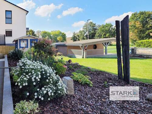 Vorgarten mit Blumenbeet.jpg - 4 Zimmer-Wohnung mit Gartennutzung! Carport vorhanden - Garage optional, Randlage!